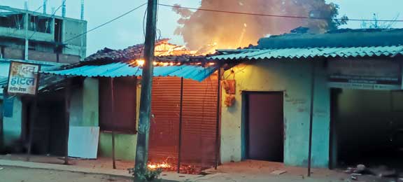 होटल में लगी आग, सामान जलकर खाक, लाखों  का नुकसान