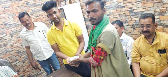 जेवर से भरा बैग आटो चालक  ने पुलिस को सौंपा