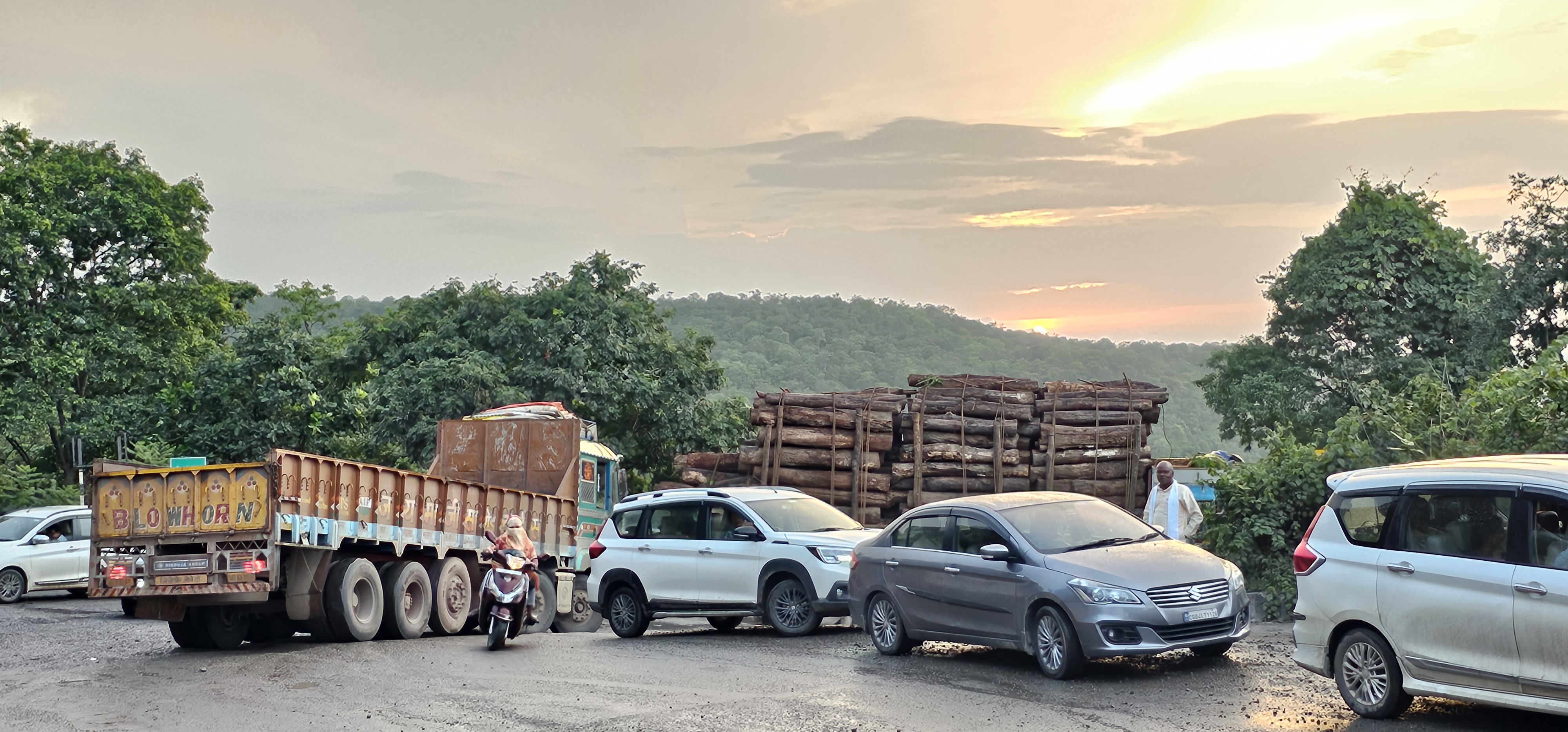 केशकाल मोड़ पर लकड़ी से भरा ट्रक खराब, घण्टों जाम