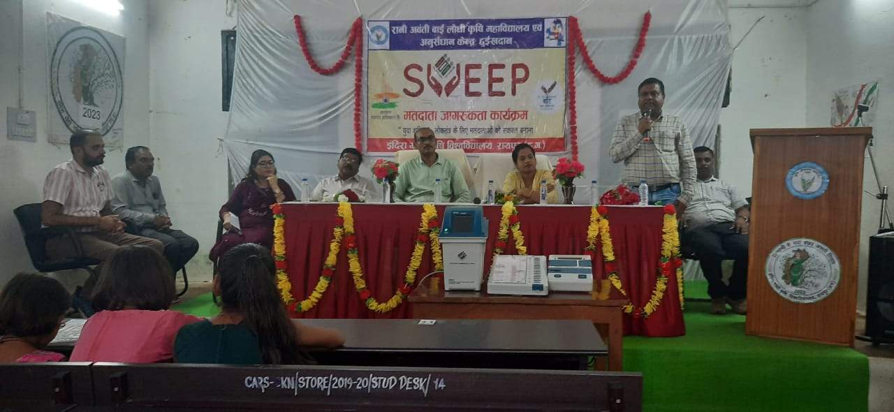 प्रत्येक नागरिक को करना  चाहिए मतदान- देवांगन