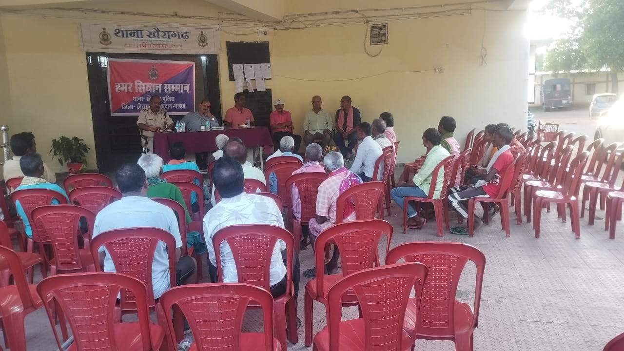 पुलिस ने किया सियानों का सम्मान