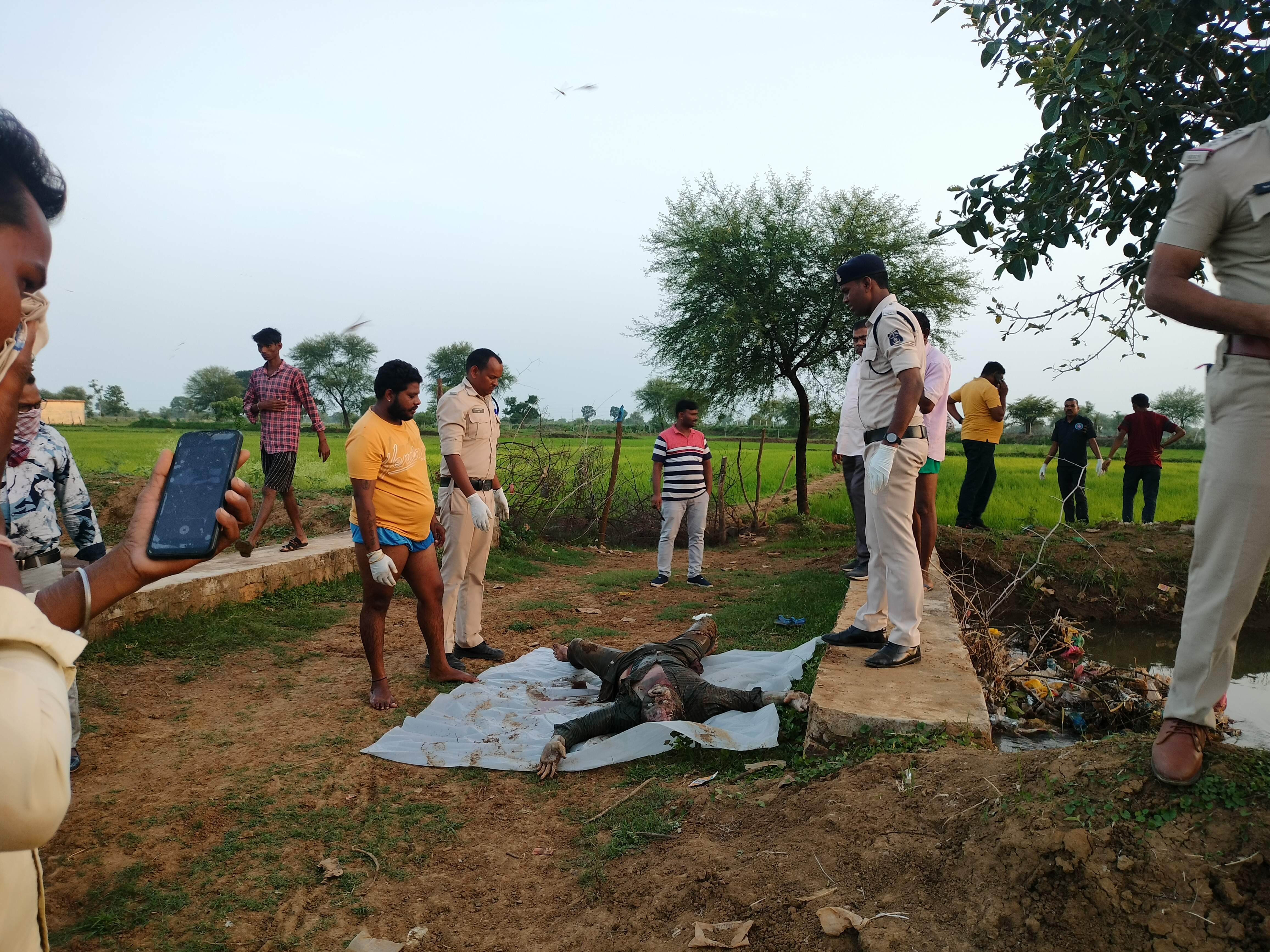 नहर-नाली में मिली सड़ी-गली लाश
