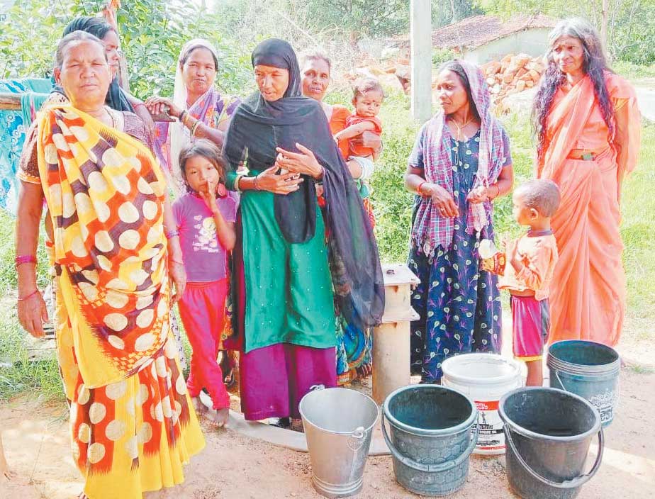 हैंडपंप 3 महीने से खराब, पानी के लिए तरस रहे ग्रामीण