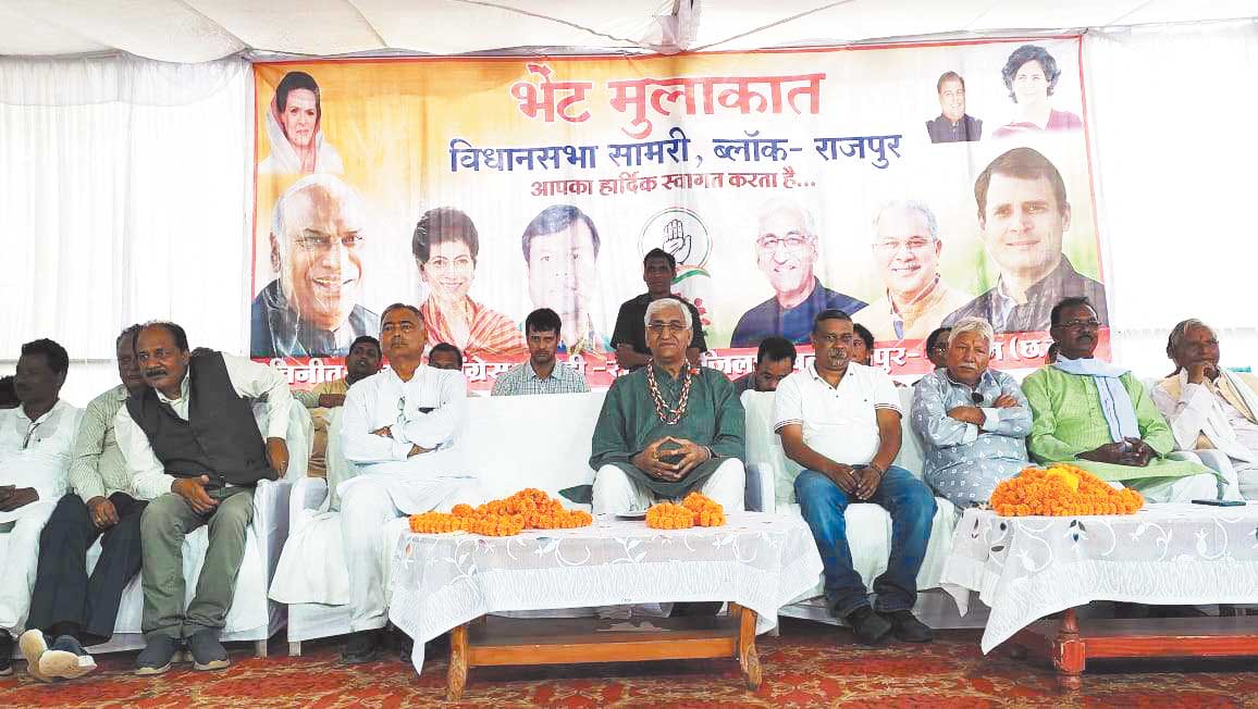 उपमुख्यमंत्री के सामने कांग्रेस कार्यकर्ताओं ने सामरी विधायक का पुरजोर विरोध किया