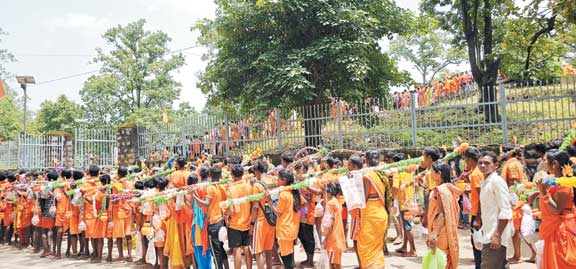 70 किमी पैदल चलकर हजारों शिवभक्त पहुंचे गोबराहीन