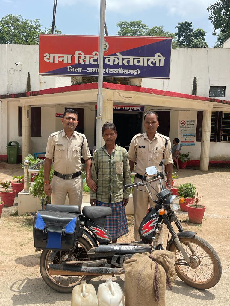 मोपेड पर शराब का अवैध परिवहन, आरोपी गिरफ्तार