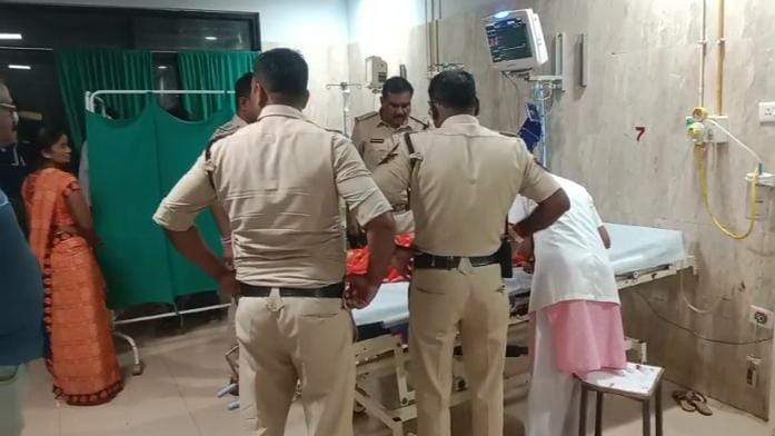 धारदार हथियार से प्रेमिका और खुद पर वार करने वाले प्रेमी की हालत खतरे से बाहर धारदार हथियार से प्रेमिका और खुद पर वार करने वाले प्रेमी की हालत खतरे से बाहर