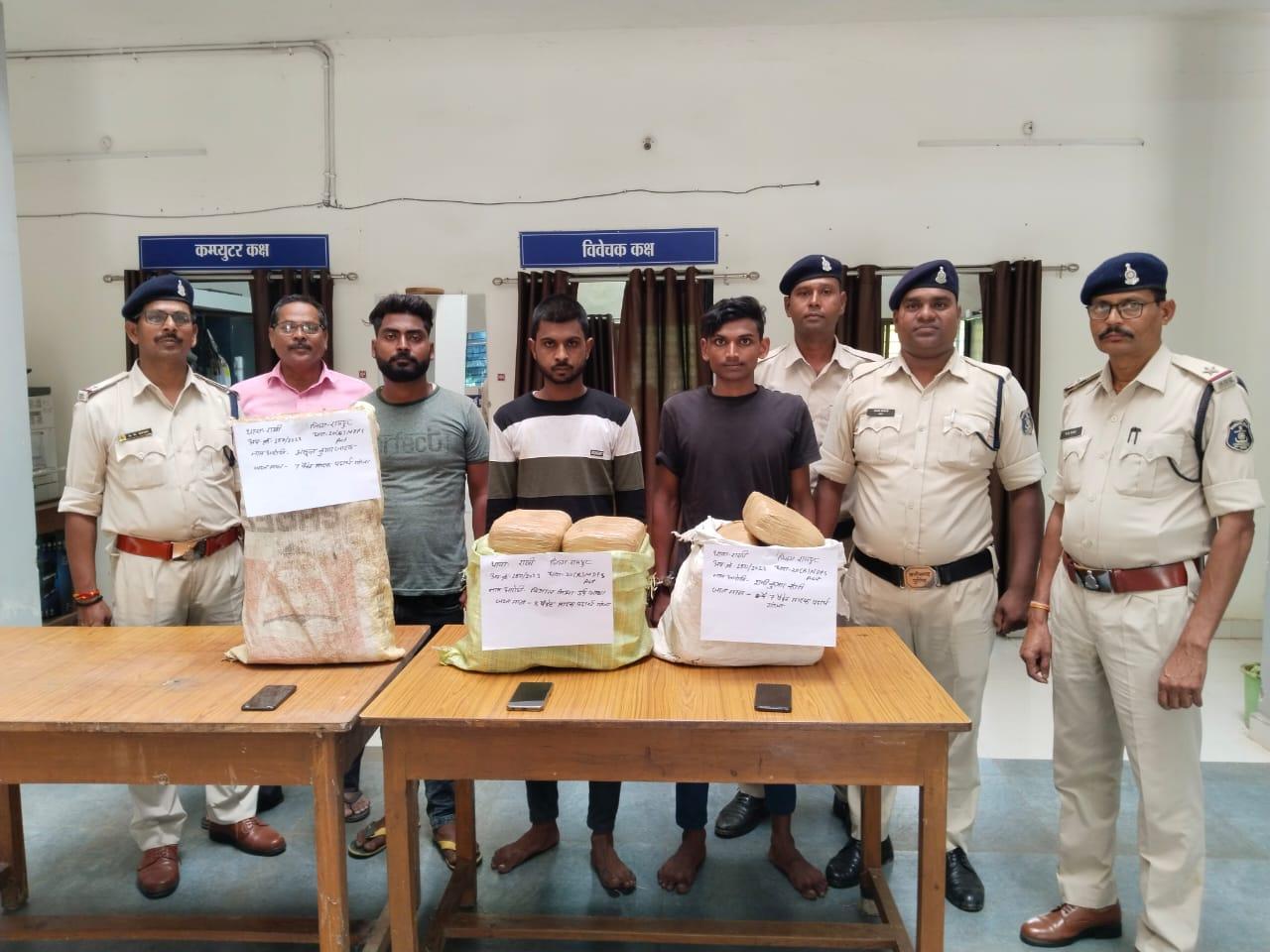 ओडिशा का गांजा यूपी ले जा रहे तीन तस्कर  रायपुर में पकड़े गए 43.6 किलो जब्त