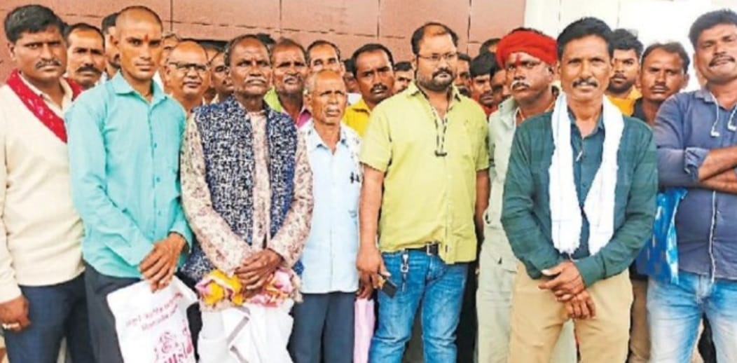 फसल बीमा कराने के बावजूद किसानों को नहीं मिली क्षतिपूर्ति की राशि, सौंपा शिकायतों का पुलिंदा