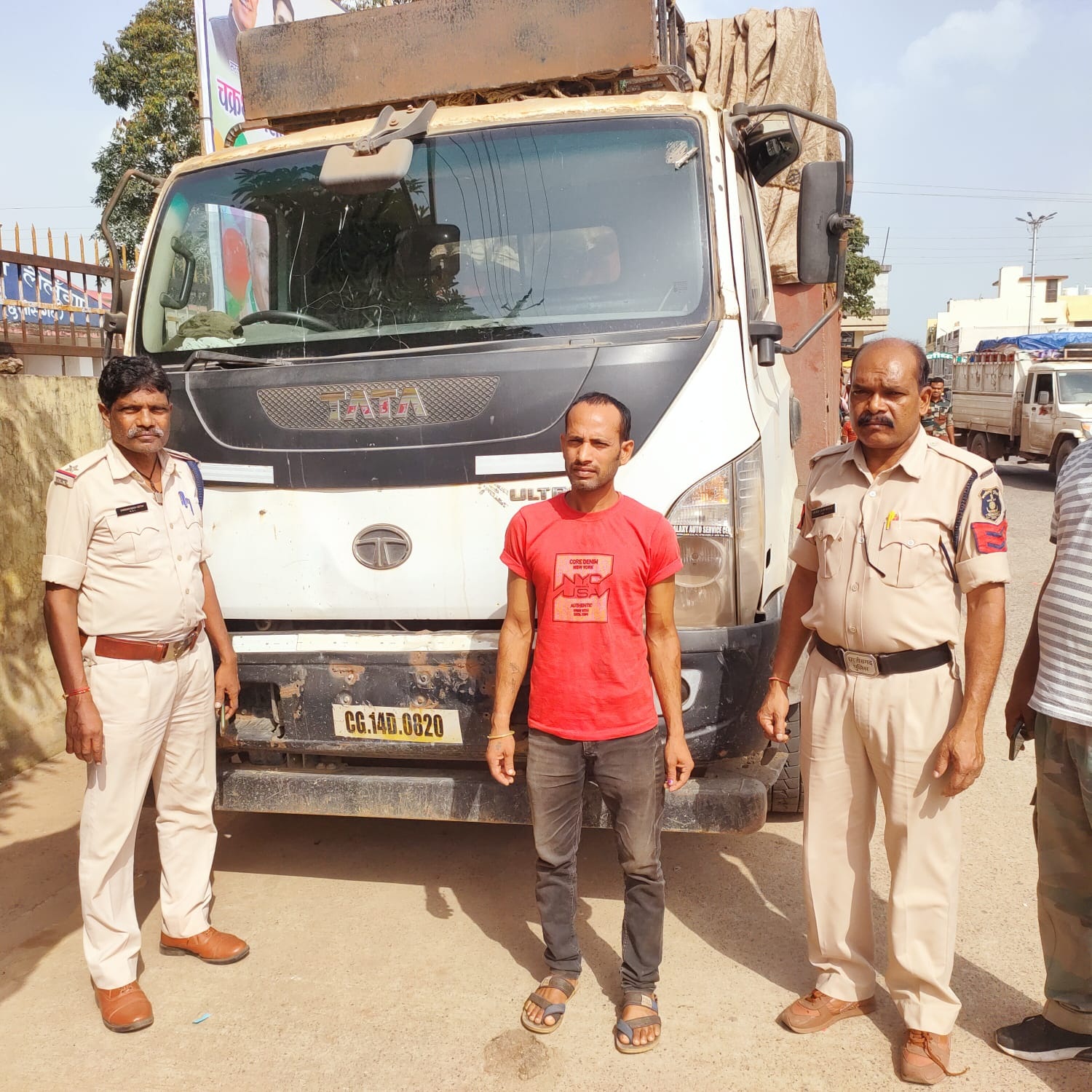 चोरी के संदेह में कबाड़ी से ट्रक सहित दस टन लोहा जब्त चोरी के संदेह में कबाड़ी से ट्रक सहित दस टन लोहा जब्त