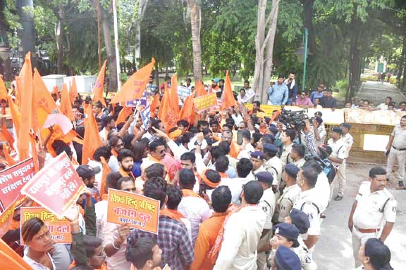 एसपी को बजरंग दल की चेतावनी, कड़ी कार्रवाई करें, वरना कानून हाथ में लेंगे