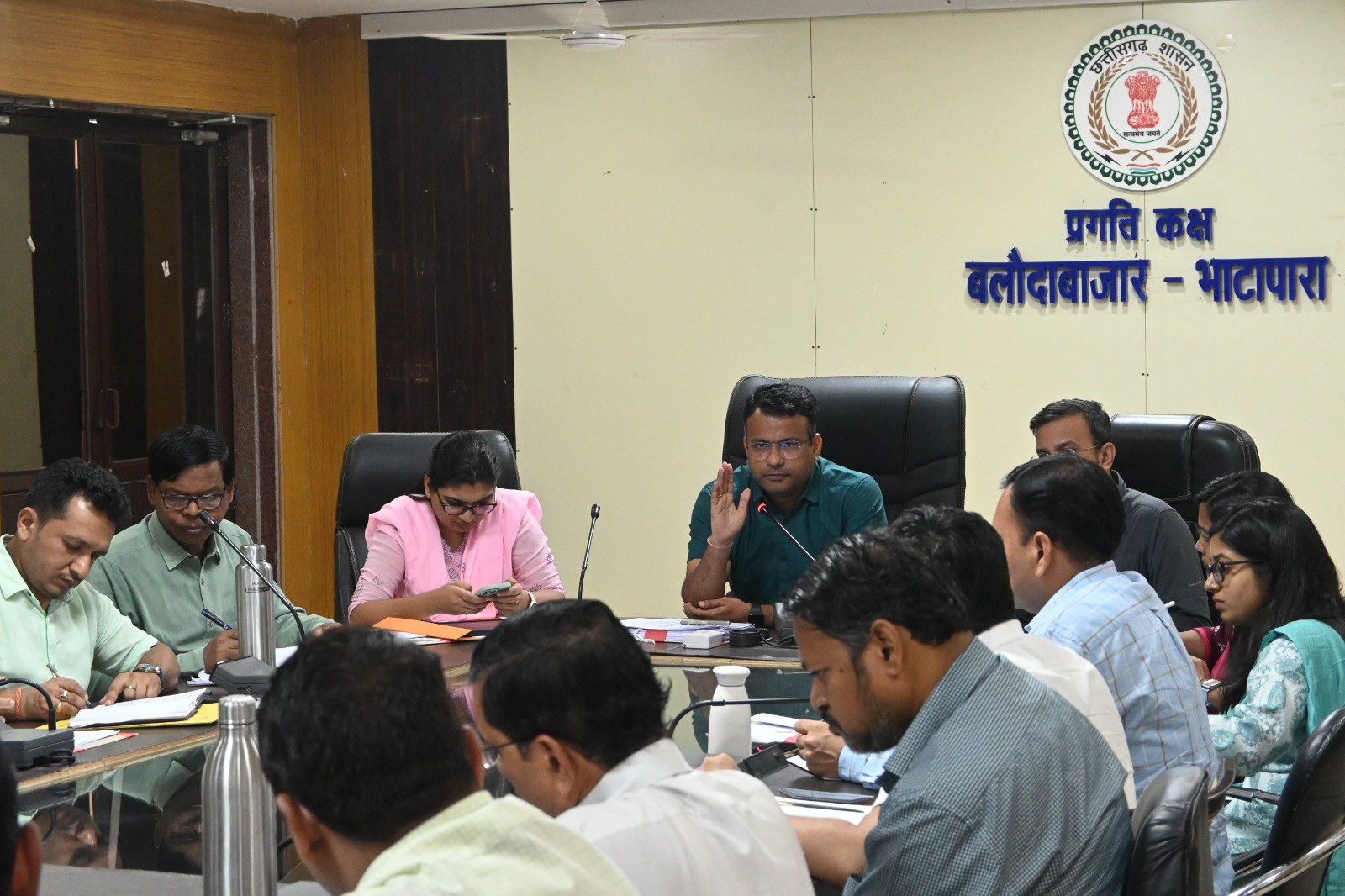 श्रम अधिकारी, तहसीलदार व पटवारी को नोटिस जारी करने के निर्देश