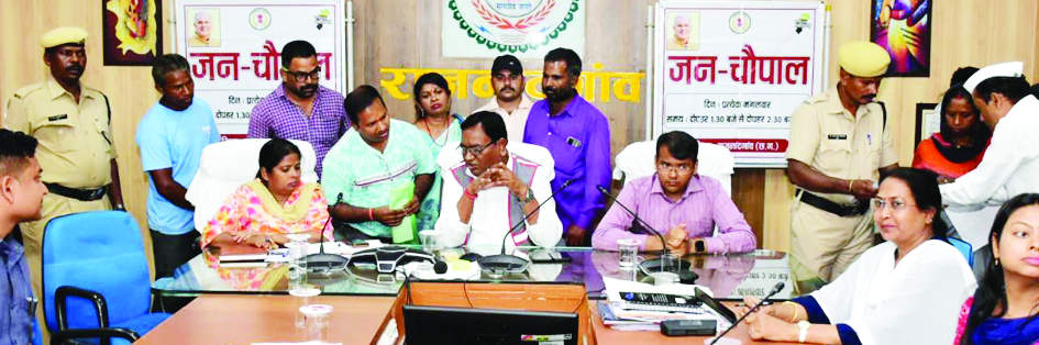 कलेक्टर ने जनचौपाल में लोगों की समस्याएं -शिकायतें सुनी कलेक्टर ने जनचौपाल में लोगों की समस्याएं -शिकायतें सुनी