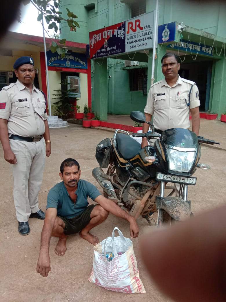 शराब का अवैध परिवहन करते तस्कर गिरफ्तार