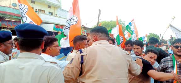 कांग्रेस विधायक कार्यालय का घेराव करने की कोशिश, भाजपा और कांग्रेस कार्यकर्ताओं में मारपीट-हाथापाई