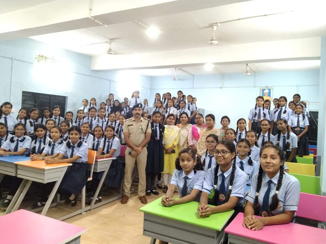 थाना प्रभारी ने स्कूली बच्चों को किया जागरूक