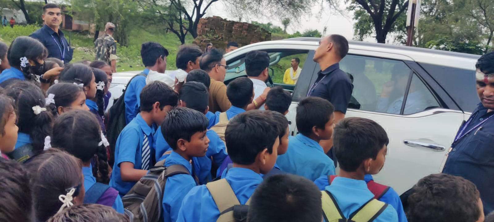 स्कूली बच्चों ने मंत्री का काफिला रोका, कहा-हमारी मांगें पूरी करो