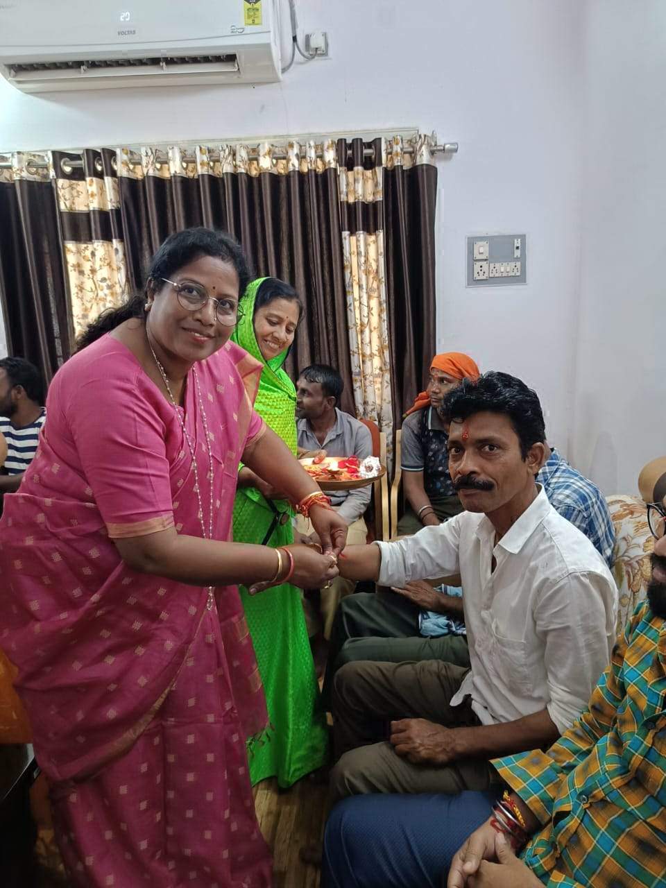 ऑटो चालकों को रक्षासूत्र बांध कर महापौर ने मनाया रक्षाबंधन
