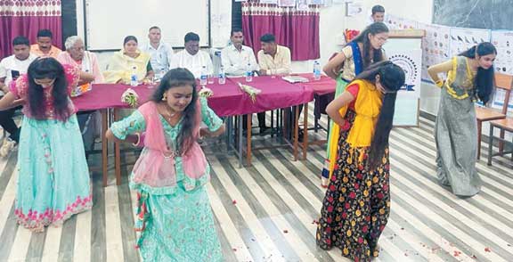 आत्मानंद स्कूल में संस्कृत दिवस 7 छात्राओं को मिली साइकिल