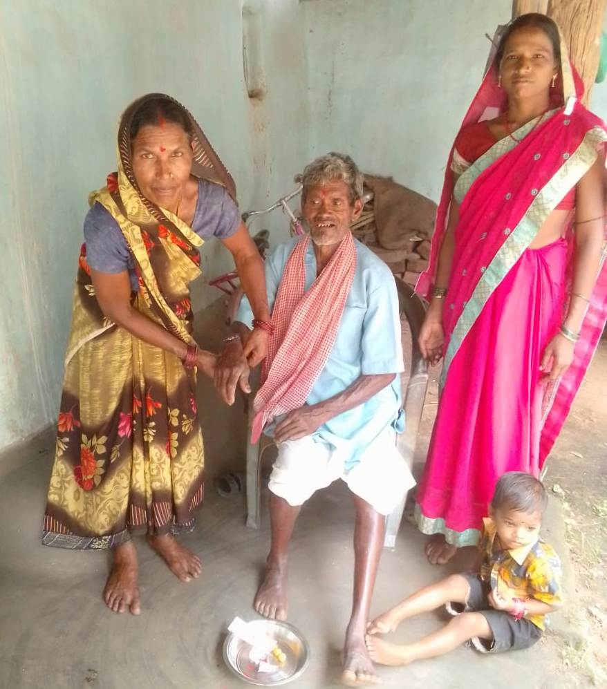 बिहान की महिलाओं ने रक्षा सूत्र बांधकर की मतदान करने की अपील