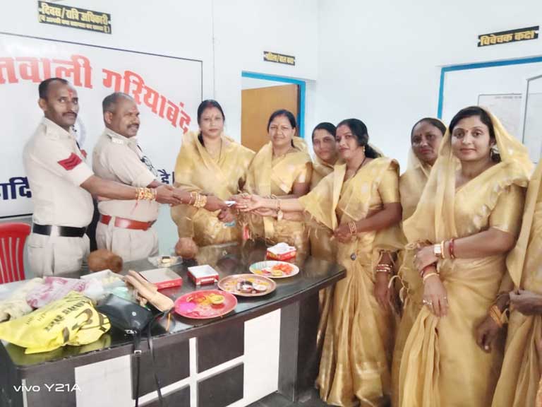 जिला साहू संघ महिला प्रकोष्ठ ने मनाया रक्षाबंधन महोत्सव, जवानों को बांधा रक्षासूत्र