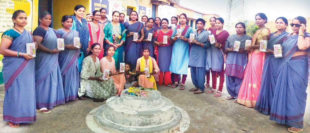 विभागीय कार्यों के लिए आंबा कार्यकर्ताओं को मिला स्मार्टफोन