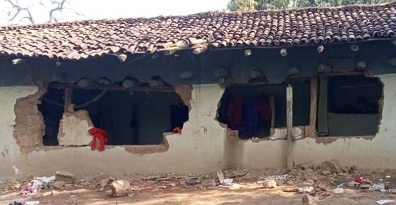 हाथियों ने मकान तोड़े, फसलों को पहुंचाया नुकसान