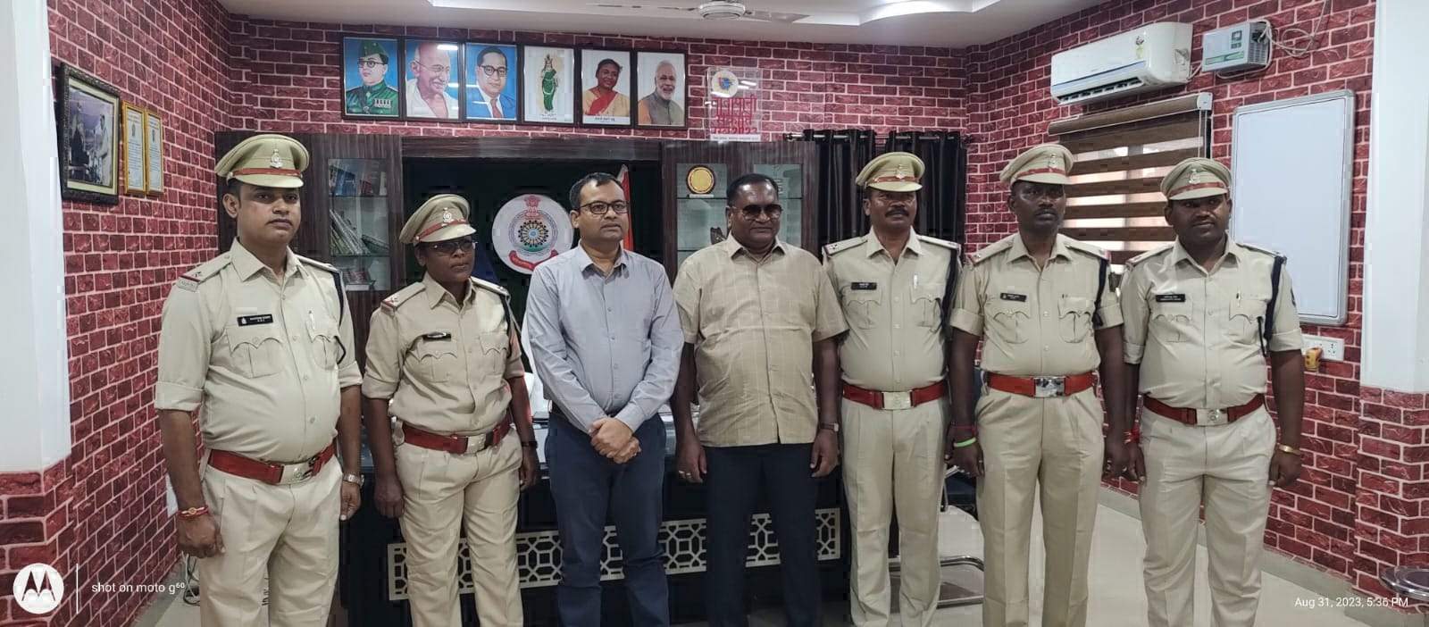 एसपी और एएसपी ने कंधे पर स्टार लगाकर दी पदोन्नति 