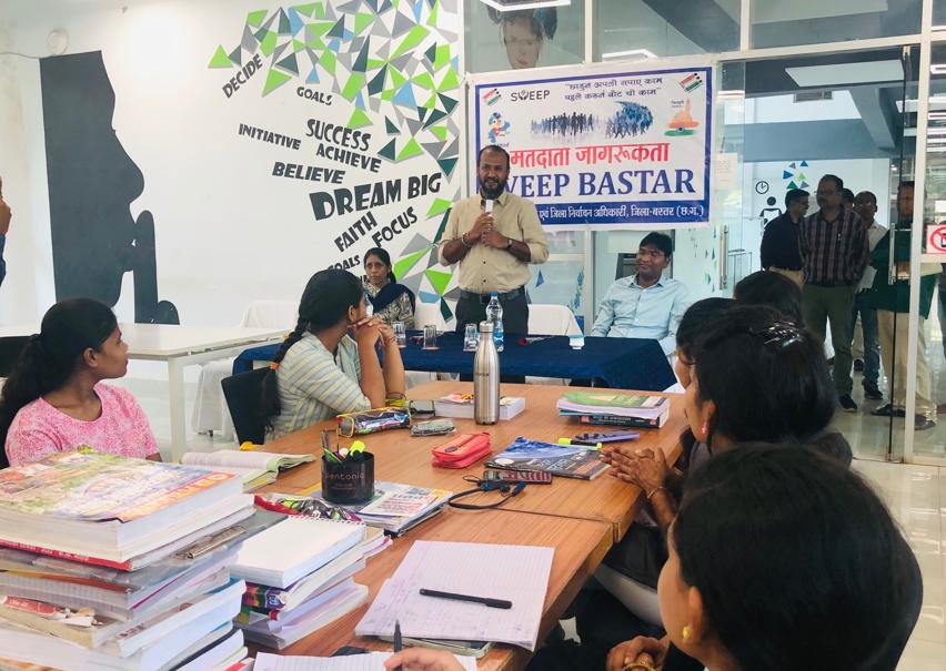 लाला जगदलपुरी ग्रंथालय में स्वीप के तहत मतदाता जागरूकता कार्यक्रम