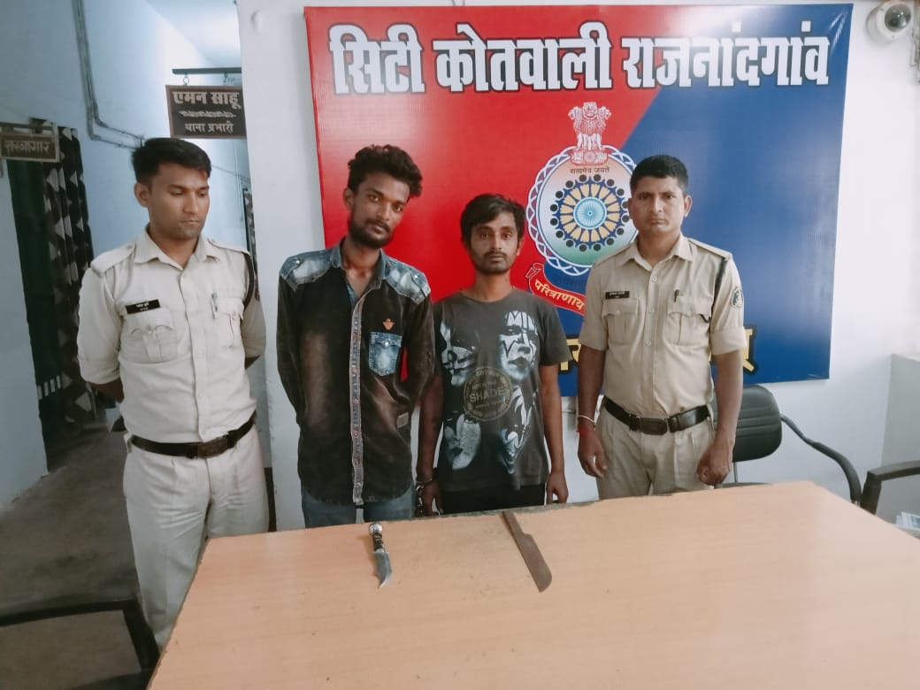 चाकू लेकर घूमने वाले 2 आरोपी पकड़ाए चाकू लेकर घूमने वाले 2 आरोपी पकड़ाए
