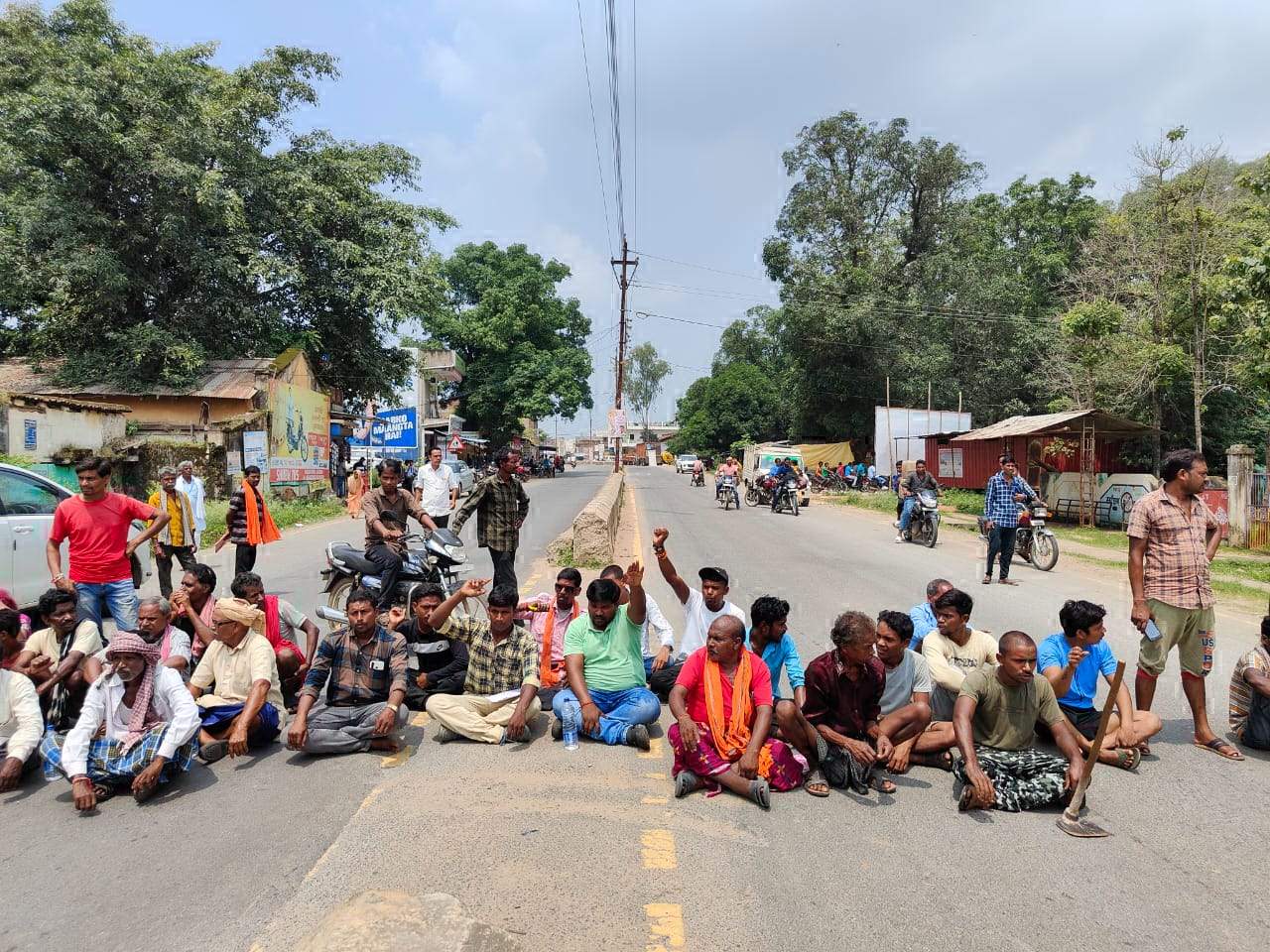 पानी के लिये जल संसाधन विभाग के सामने धरना प्रदर्शन पानी के लिये जल संसाधन विभाग के सामने धरना प्रदर्शन
