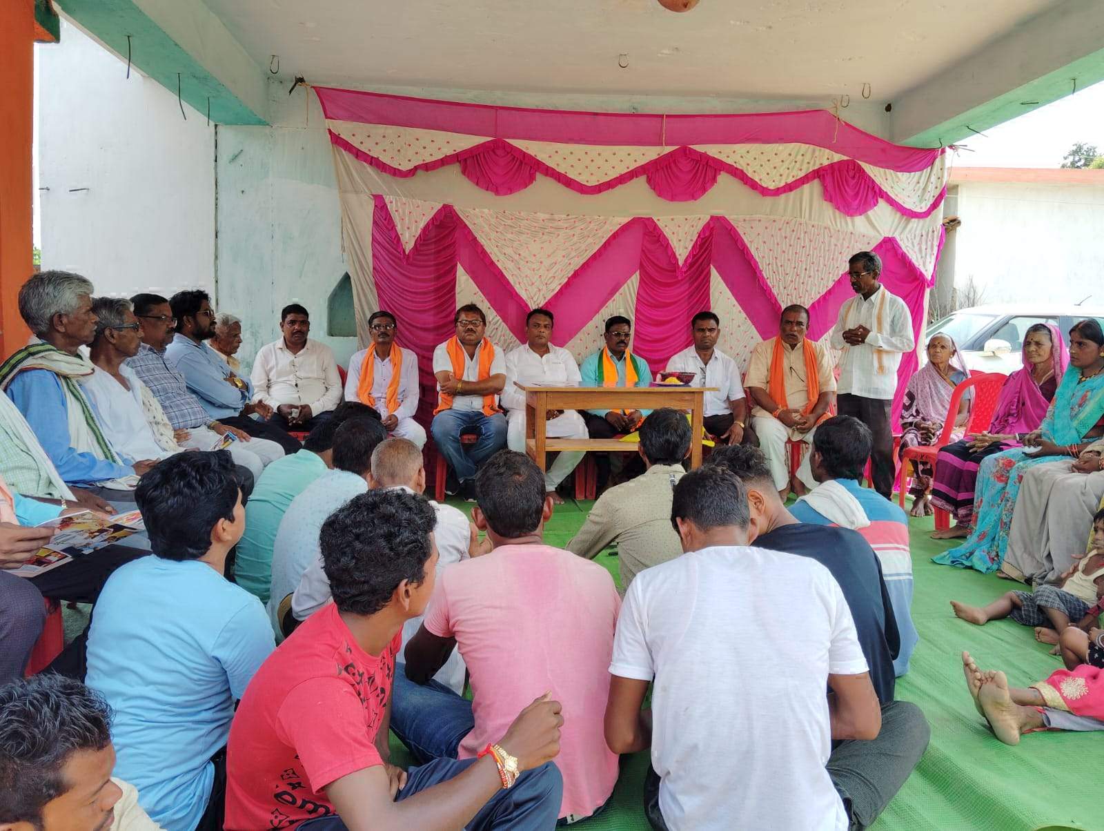 भाजपा प्रत्याशी श्रवण मरकाम का जनसंपर्क शुरू, बेलरदोना में  कार्यकर्ताओं से की मुलाकात