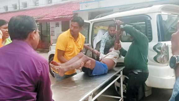 अनियंत्रित डंफर ने बाइक को मारी ठोकर, 3 घायल