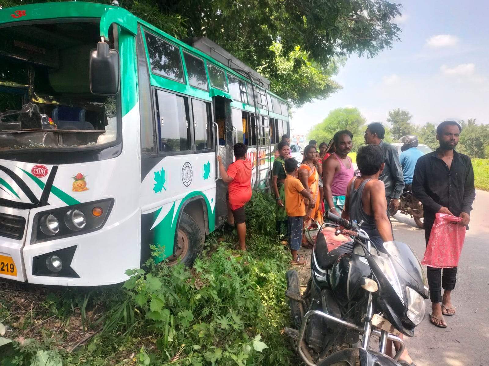 टायर फटा, यात्री बस पेड़ से टकराई, सामने बैठे लोगों को आई चोट टायर फटा, यात्री बस पेड़ से टकराई, सामने बैठे लोगों को आई चोट