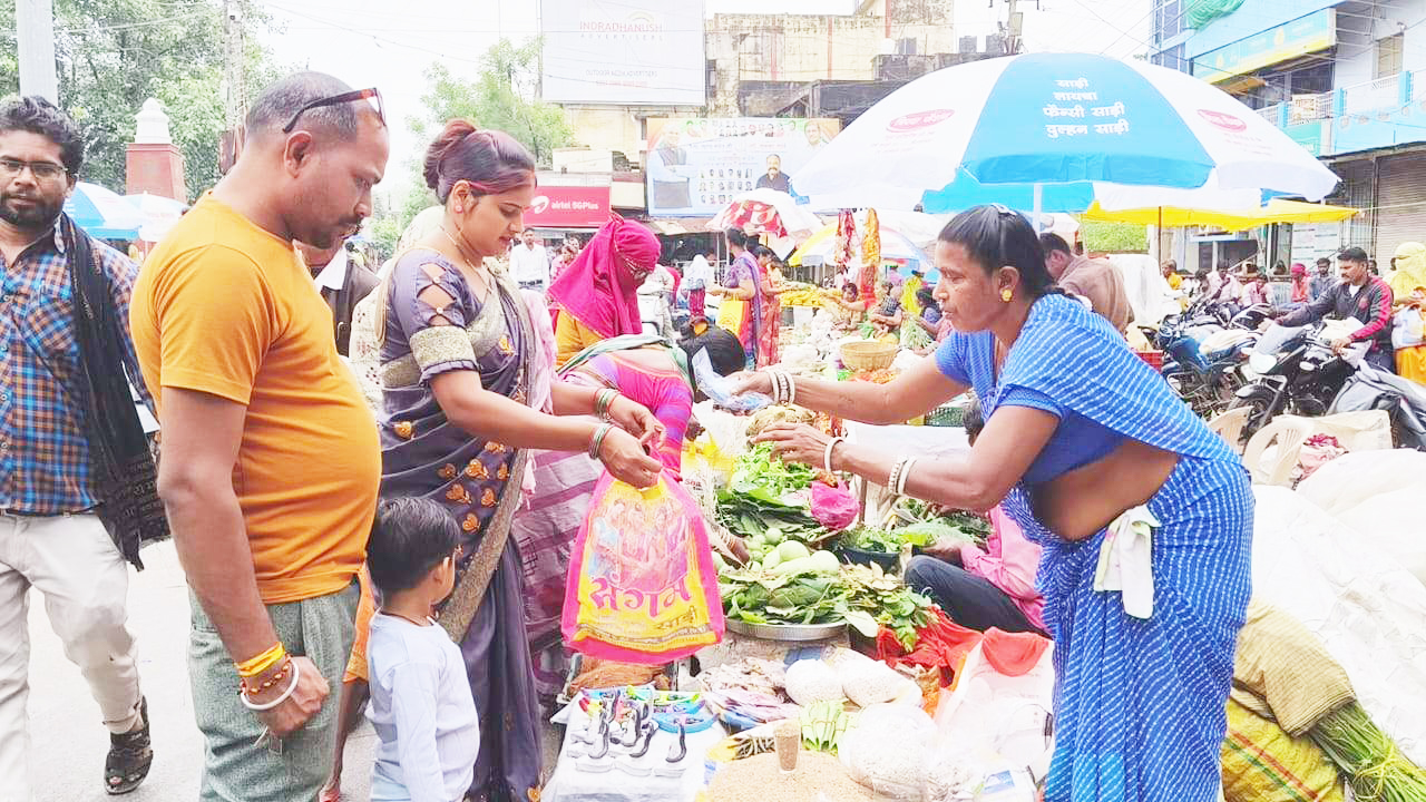 पूजन सामग्रियों की बढ़ी बिक्री, बाजार में चहल-पहल पूजन सामग्रियों की बढ़ी बिक्री, बाजार में चहल-पहल