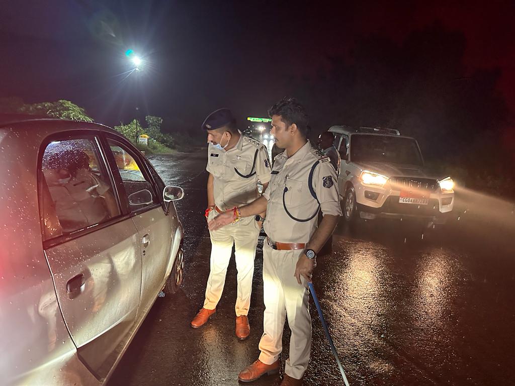 चुनाव के मद्देनजर पुलिस ने चलाया विशेष जांच अभियान चुनाव के मद्देनजर पुलिस ने चलाया विशेष जांच अभियान