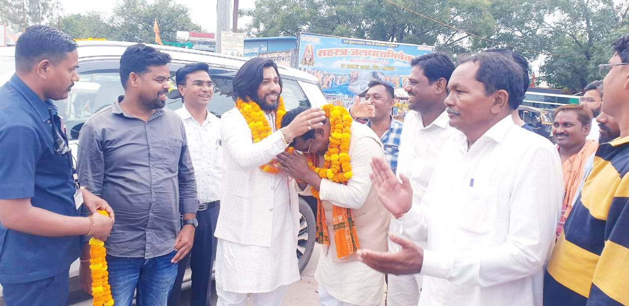 गुरु खुशवंत साहेब के राजिम आगमन पर भाजपा प्रत्याशी रोहित  व सतनामी समाज ने किया स्वागत