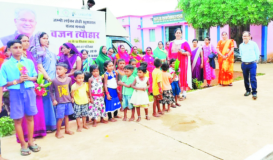 वजन रथ को हरी झंडी दिखाकर किया रवाना