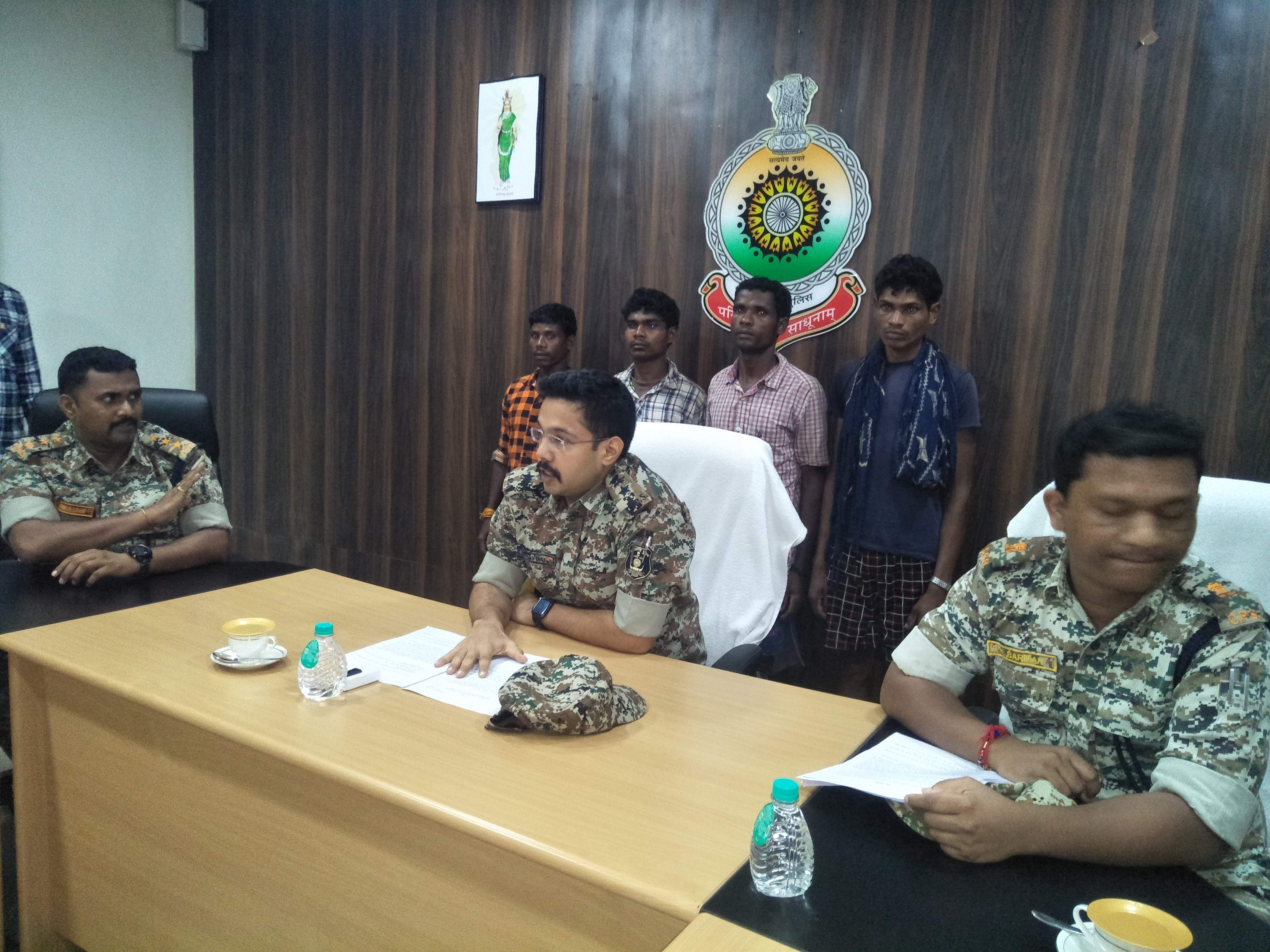 दो डिप्टी कमांडर सहित 4 गिरफ्तार 