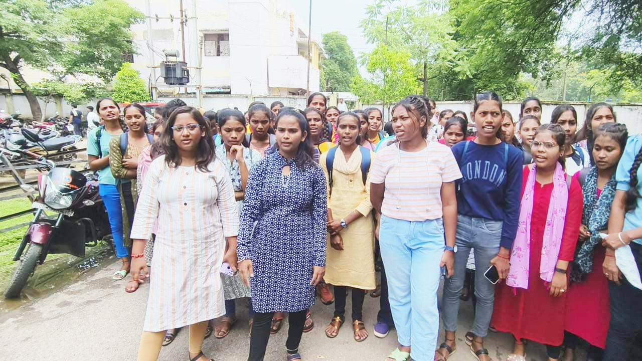 अभाविप की छात्राएं मंदिर हसौद रेपकांड के विरोध में उतरी अभाविप की छात्राएं मंदिर हसौद रेपकांड के विरोध में उतरी