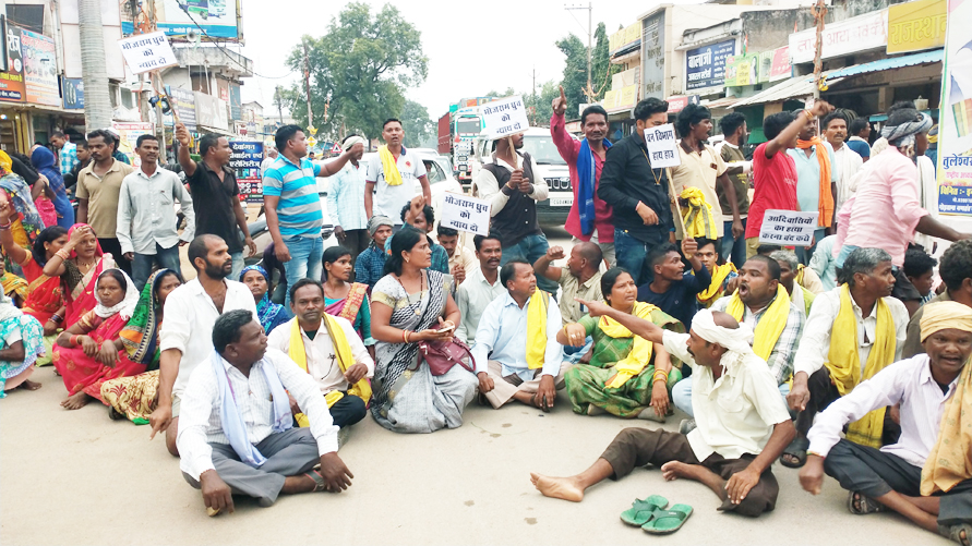 आदिवासी युवक की मौत, प्रदर्शन