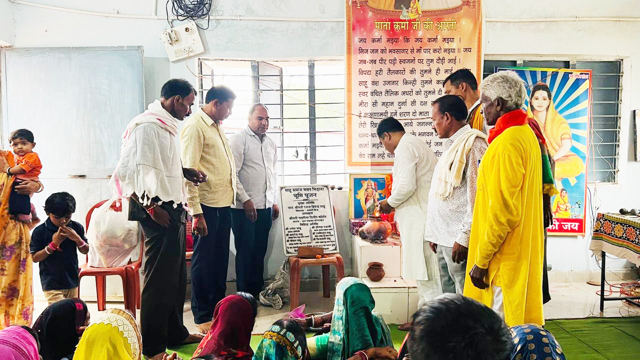 साहू समाज भवन में टीना शेड निर्माण कार्य का भूमि पूजन