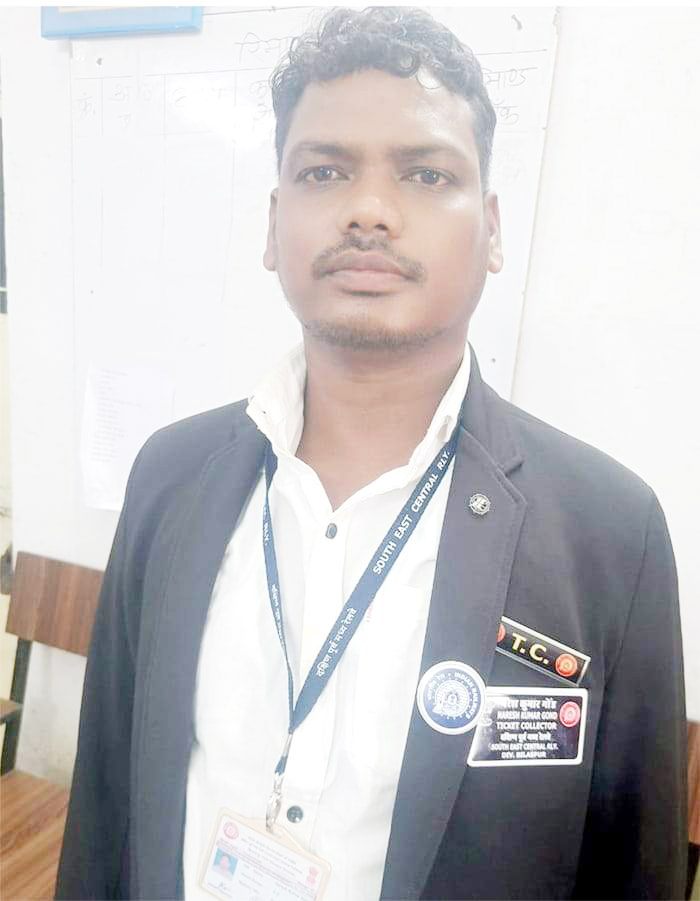 पैसेंजर ट्रेन में नकली टीटी पकड़ाया, शिकायत के बाद जीआरपी ने किया गिरफ्तार पैसेंजर ट्रेन में नकली टीटी पकड़ाया, शिकायत के बाद जीआरपी ने किया गिरफ्तार