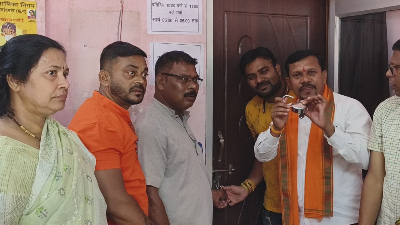 निगम आयुक्त के रवैये से खफा विपक्षी पार्षदों ने दफ्तर में जड़ा ताला