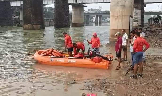 मछली पकड़ते केलो नदी में डूबा युवक, तलाश जारी मछली पकड़ते केलो नदी में डूबा युवक, तलाश जारी