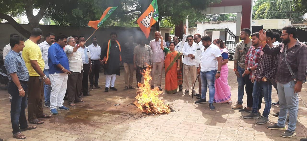 कांग्रेस सनातन के दुश्मनों के साथ है या खिलाफ अपनी स्थिति स्पष्ट करे-पवार