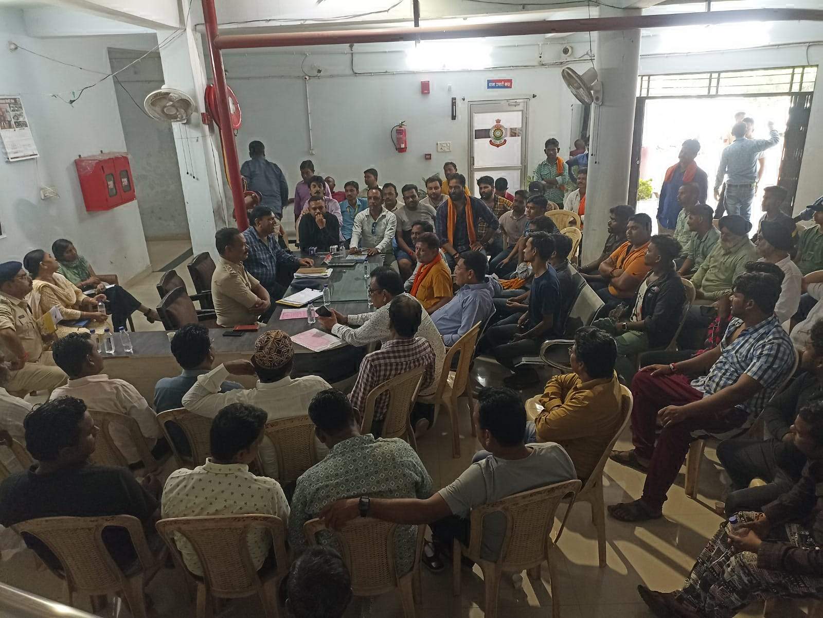 डोंगरगढ़ पुलिस ने ली शांति समिति की बैठक डोंगरगढ़ पुलिस ने ली शांति समिति की बैठक