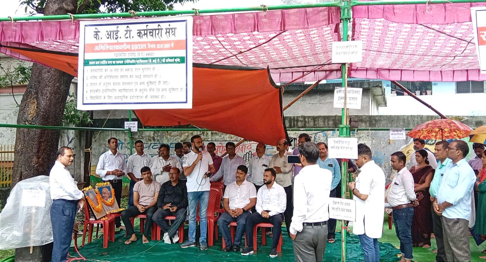 शिक्षक दिवस पर केआईटी शिक्षकों को उपवास पर बैठना दुर्भाग्यपूर्ण- सुरेन्द्र पाण्डेय शिक्षक दिवस पर केआईटी शिक्षकों को उपवास पर बैठना दुर्भाग्यपूर्ण- सुरेन्द्र पाण्डेय