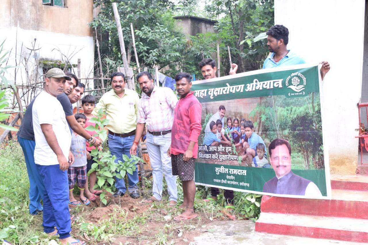 रामदास द्रौपदी फाउंडेशन ने शिव मंदिर में किया पौधरोपण रामदास द्रौपदी फाउंडेशन ने शिव मंदिर में किया पौधरोपण