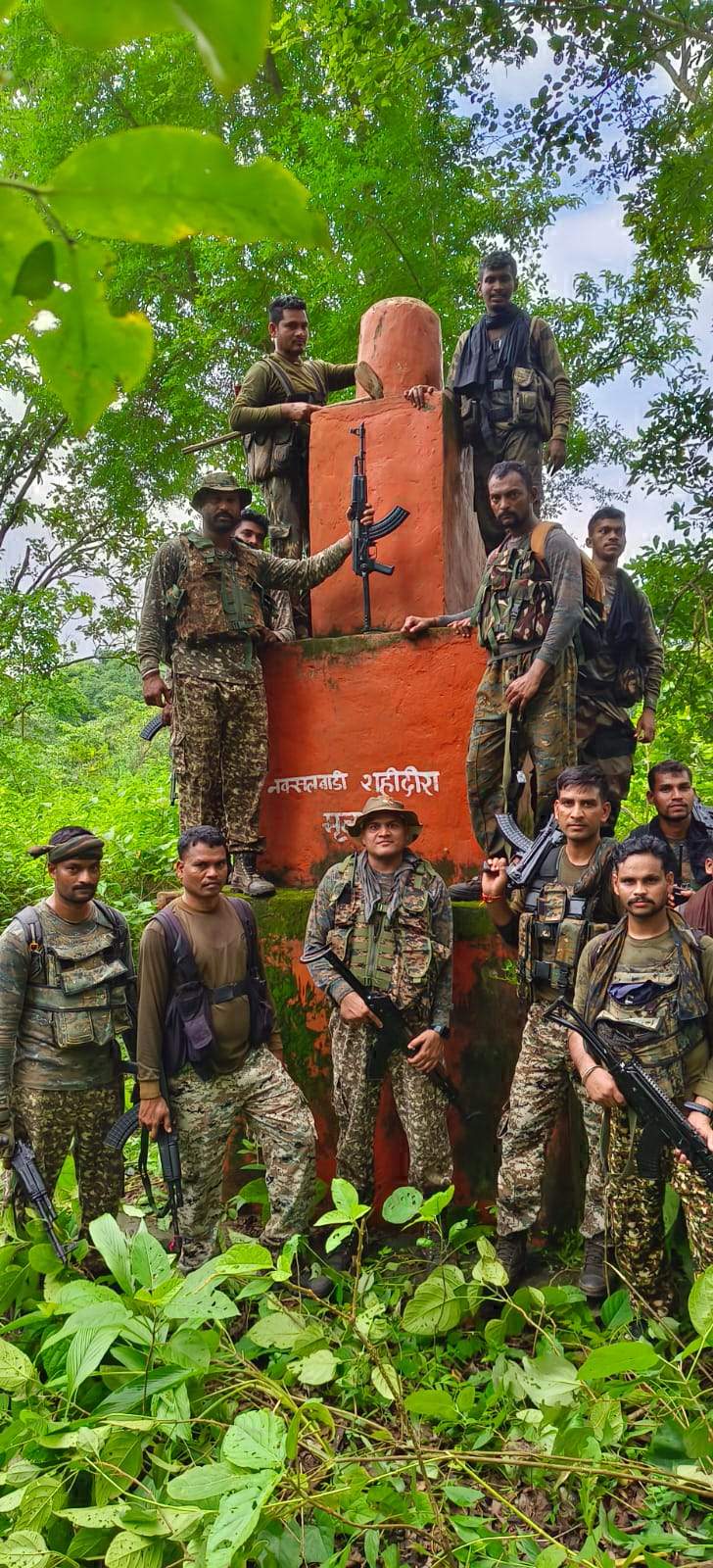 जवानों ने नक्सल स्मारक किया ध्वस्त जवानों ने नक्सल स्मारक किया ध्वस्त